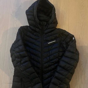 Svart dunjacka Peak Performance - Säljer denna svarta dunjacka från peak performance! Är något är gammal men knappast använd!💞unisex modell!