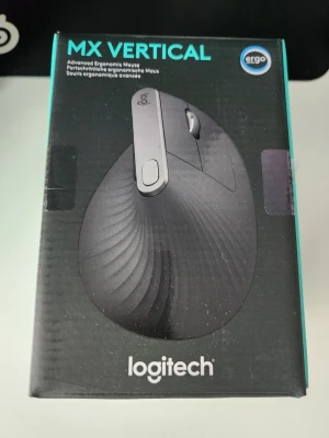 Logitech MX Vertical ergonomisk mus - Logitech MX Vertical är en svart ergonomisk datormus med vertikal design för bättre komfort vid långa arbetspass. Musen har en unik form som minskar belastningen på handleden och flera knappar för smidig användning.