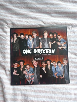 One Direction FOUR bildbok - Vinyl albumet FOUR av One Direction!! Aldrig spelat vinylen, så den är i ny skick. Förpackningen har några få tecken på användning, i hörnen tex. Men syns nästan ingenting alls. Annars som helt ny!!🥰🥰🥰