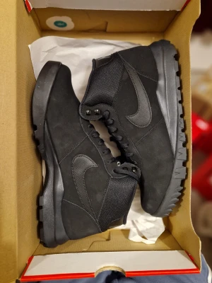 Oanvända Nike Vinterskor Skinn  - Helt nya i storlek 44. Vattentåligt skinn. Storlek 44 (28 cm). Nypris 1835 kr. Sista pris 1400 kr. Inga byten / no trades. Inga returer. Skickas inom 2 dagar efter genomförd betalning. 