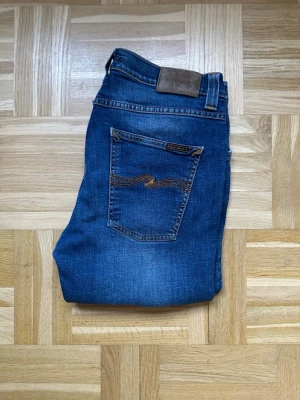 Nudie Jeans Lean Dean W33 L32 - Säljer ett par Nudie Jeans i modellen Lean Dean | Storleken är W33 L32 | Använda fåtal gånger, fortfarande mycket bra skick | Priset är ej hugget i sten | Hör av er vid funderingar!