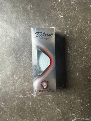 Titleist Pro V1x golfbollar - En vit golfboll från Titleist, modell Pro V1x, levereras i originalförpackning. Helt nya bollar för bra pris, ej använda. Bollen har klassisk dimple-design och är tillverkad i slitstarkt material för optimal prestanda på golfbanan. MB bygg tryck och siffran 4 på samtliga bollar.