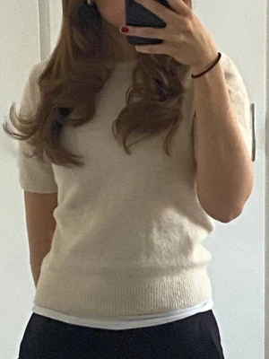 Beige stickad t-shirt - Stickad t-shirt från HM, i storleken XS, inga defekter💗