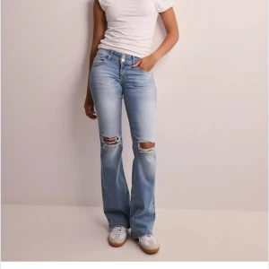 Ljusa jeans med slitningar - Snygga ljusblå jeans med slitningar på knäna. De har en bootcut-stil och är lågmidjade ❤️