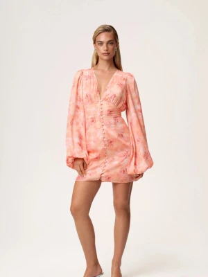 Adoore klänning - Superfin adoore klänning i orange med blommigt mönster och markerad midja. Djup v-ringning, långa puffärmar och dekorativa knappar framtill. Perfekt för dig som vill sticka ut med en romantisk look. Tunt, lätt material som känns luftigt.