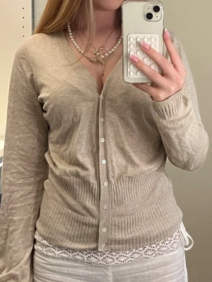 Acne kofta - En fin acne kofta som är 100% bomull. Har defekt i armhålorna då de är hål där. Kan lagas själv men kan också sy innan ja skickar.