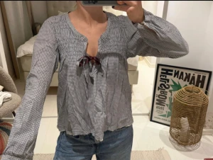 Odd Molly Blus  - Supersöt blus med små svartvita rutor och en vinröd rosett vid halsringningen. Sååå himla fin!!!! Storlek 2 skulle säga 38 