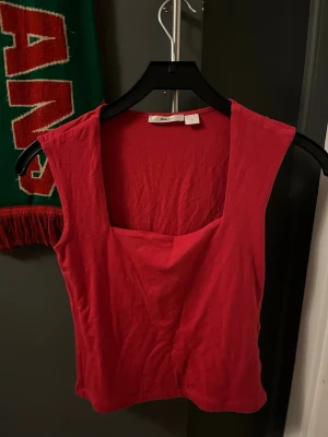 Röd ärmlös topp från Gina Tricot - Säljer helt oanvänd tröja från Gina❤️ pris kan diskuteras! 
