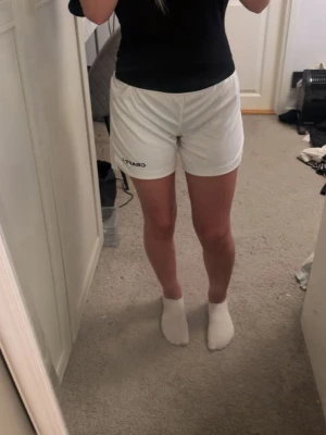 Vita fotbollsshorts - Säljer ett par vita sportiga shorts från Craft i storlek XS. Säljer pga att de ej används.