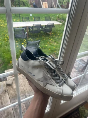Golden goose skor - Golden goose skor storlek 44, passar även 43. Kvitto finns! Pris kan diskuteras vid snabb affär. Låda och påse hänger såklart med💯