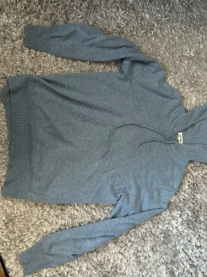 Ljusblå hoodie från Soft Goat - 100%kashmir. Hoodie är i bra skick. Ny pris 3700kr