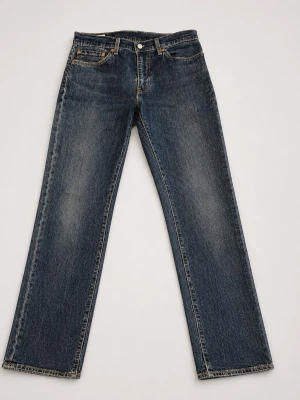 Levi's raka blå jeans - Klassiska raka jeans från Levi's i en mörkblå färg. Byxorna är använd bara några tillfällen, men har inga skador eller färgskador. Storleken är W 32 och L 32. Original priset är ungefär 1500 kr.
