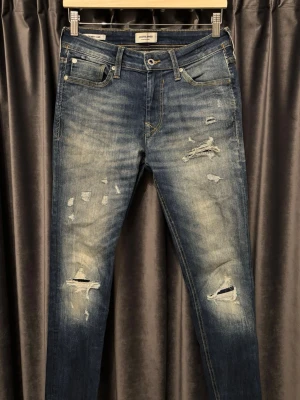 Jack&jones jeans - SLIM FIT - Jack n jones jeans - skick 9/10, mycket bra skick! - modell: Skinny Liam, men sitter som Slim Glenn för w29 - storlek 30/32, men passar som sagt perfekt slim för 29/32 - extremt feta jeans med schyssta slitningar - hör av er vid frågor🤝
