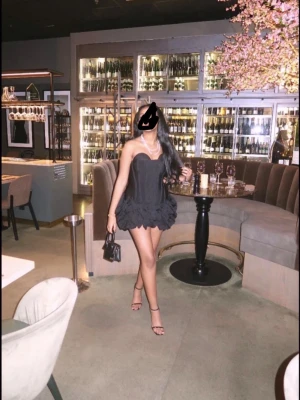 Svart axelbandslös volangklänning - Säljer min birthday dress 🎂✨ Använd endast en gång och i fint skick. Perfekt till fest, middag eller utekväll. Storlek xs. Från fashion nova  