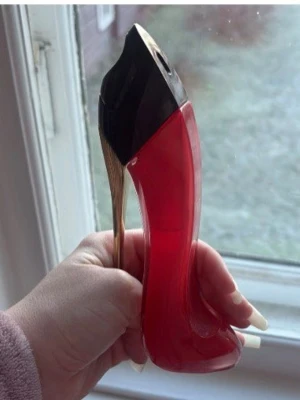 Carolina Herrera Good Girl parfym - Säljer en Carolina Herrera Good Girl parfym i en ikonisk flaska formad som en högklackad sko. Flaskan är röd med svarta och guldiga detaljer, vilket ger en lyxig och trendig känsla. Perfekt för dig som gillar snygg design och vill ha något unikt på parfymhyllan.