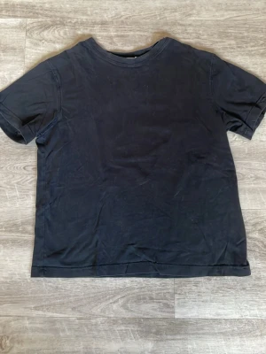 Svart t-shirt från Carin Wester - En oversized svart t-shirt från Carin Wester i mjuk bomull. T-shirten har rund halsringning och korta ärmar, perfekt för en clean och enkel stil. Den är oversized och lite cropped.