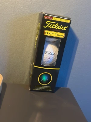 Titleist NXT Tour golfbollar - Tre vita golfbollar från Titleist, modell NXT Tour. Bollarna är runda med dimple-mönster och har siffrorna 2, 3 och 4 tryckta på sig. Kommer i originalförpackning och är tillverkade i slitstarkt material.