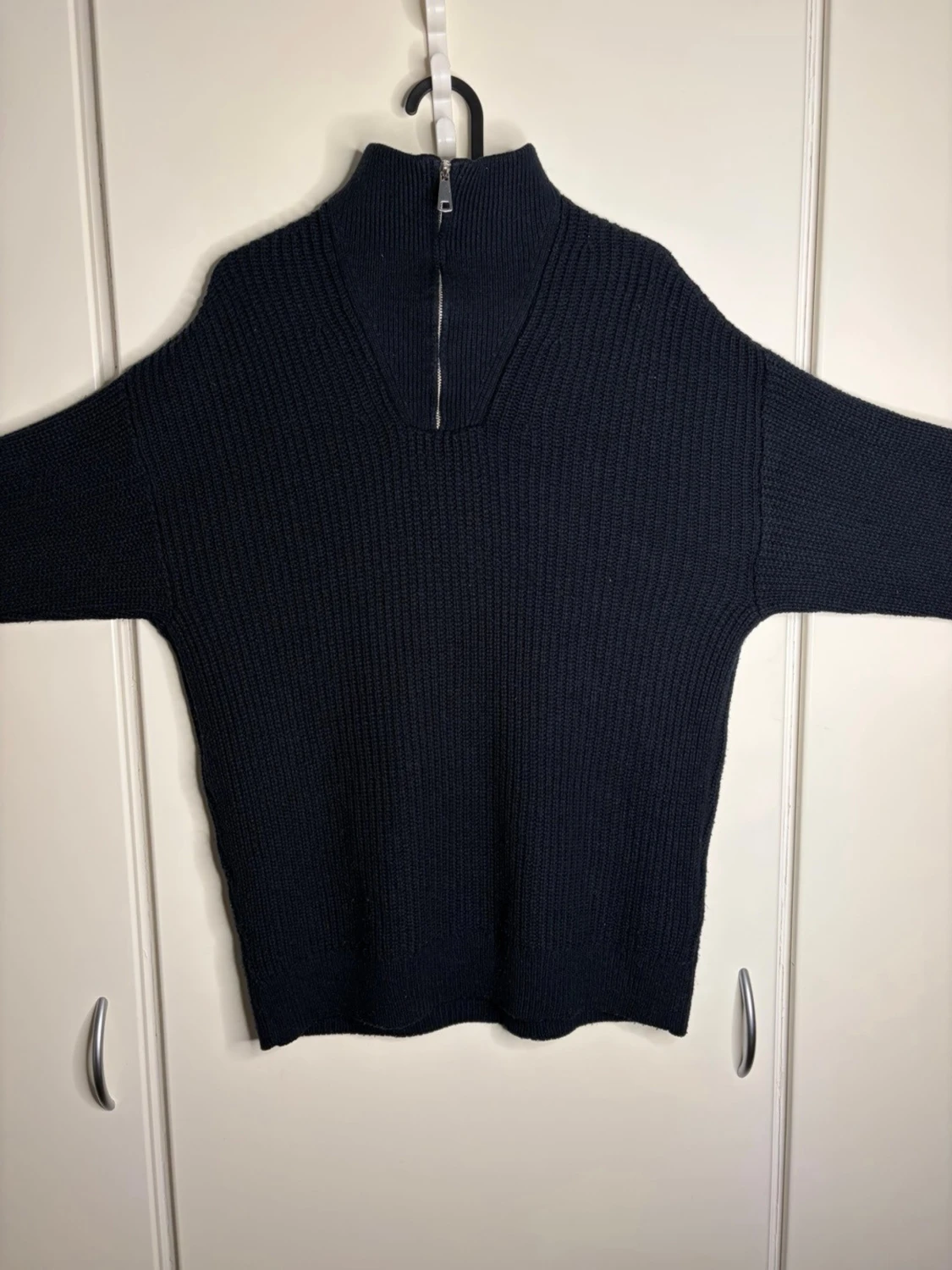 Mörkblå stickad tröja med halvzip