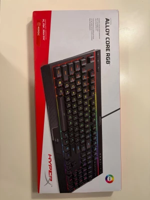 HyperX Alloy Core RGB tangentbord - HyperX Alloy Core RGB är ett svart gamingtangentbord med RGB-belysning och membranteknik. Tangentbordet har en robust plastkonstruktion och är designat för PC-spelare som vill ha snygg belysning och responsiva tangenter. Funkar även till Xbox och PS5/PS5. Tangentbordet är helt nytt aldrig använt.
