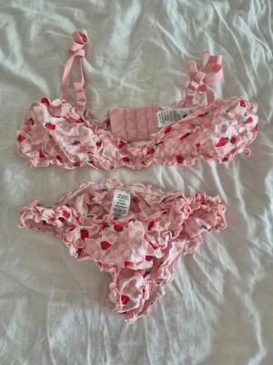 Rosa jordgubbsmönstrat underklädesset Monki S & XS - S på bh och XS på trosorna. .