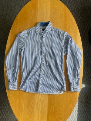 Blårandig skjorta från Dressmann - Randig skjorta ifrån dressman. Slim fit och Storlek S