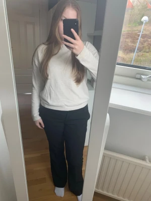 Stickad tröja Zara - Den är i storlek 13-14 år men skulle säga att den garanterat passar storlek S💕