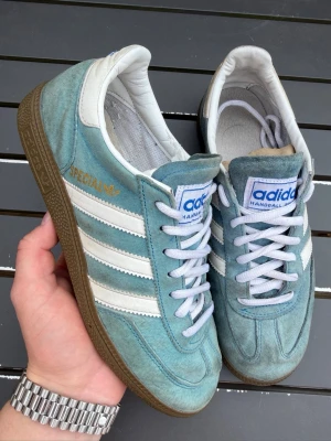 Adidas spezial 40,5 ljusblå - Säljer dessa sjukt snygga och trendiga adidas spezial sneakers! Size 40,5. Skick 8/10. Super fin och sälsynt färg! Hör av dig vid frågor eller andra funderingar 💯