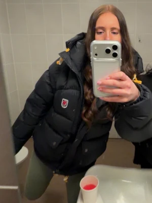 BYTAS!!!!! Svart pufferjacka från Fjällräven - Vill byta min fjällräven jacka i stolek xs till sorlen S.