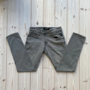 Replay anbass - Säljer nu ett par feta Replay anbass jeans i riktigt bra skick. Storlek: 30W 30L. Nypris: 1599. Mitt pris: 550. Skriv vid minsta lilla fråga! 🤩