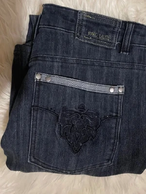 Svarta raka jeans - Snygga mörkblå jeans från Marc Lauge med raka ben och coola detaljer på bakfickorna. Köpte dem här på plick men har knappt använt eftersom dem är för stora. Det står ingen storlek men hon som sålde dem innan sa att de var 38. Jag har 38 men de är lite förstora på mig, så skulle säga att dem är större. Skriv om ni vill ha mått!💕
