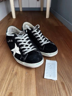 Golden goose skor Dam - Tja! Säljer nu dessa riktigt fräscha skor från golden goose. Skorna är i mycket fint skick! Hör av er vid frågor och funderingar!🤝🙌