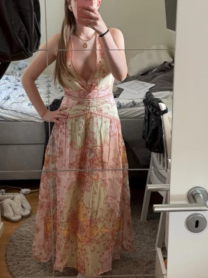 Rosa klänning - Säljer denna snygga klänningen men som tyvärr inte satt som jag ville. Helt slutsåld på hemsidan. Aldrig använd, endast provad. Perfekt sommarklänning och att ha utomlands. Finns två olika knytband på ryggen. Skriv om du har frågor.