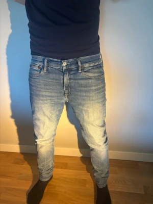 Ljusblå Ralph lauren Jeans - Snygga ljusblå jeans från Ralph lauren med klassisk femficksdesign och diskreta fades framtill. Jeansen har normal midja och smal passform hela vägen ner. Perfekta för en avslappnad och trendig look.Extremt feta nu till våren!w28 men sitter som W29-30.