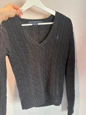 Kabelstickad tröja Polo Ralph Lauren - Väldigt snygg vringad tröja från Ralph Lauren. Den är så fin. Inga fel, jag använder den bara för sällan.
