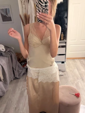 Champagnefärgad långklänning i satin - Säljer nu denna otroliga klänning, går att ha till bal, fest eller i sommar❣️ den är hand sydd och i satin, storlek Xs/S och jag är 168/169 cm lång, pris går att diskutera 