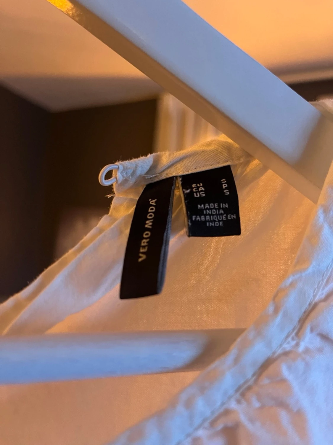 Vit blus med volang från Vero Moda - 1