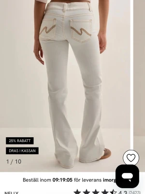 Vita bootcut jeans från Nelly  - Snygga vita bootcut jeans från Nelly. Helt slutsålda. Andvänt fåtal gånger. i strl 32💗 skriv privat om bilder eller något annat! Pris kan diskuteras 
