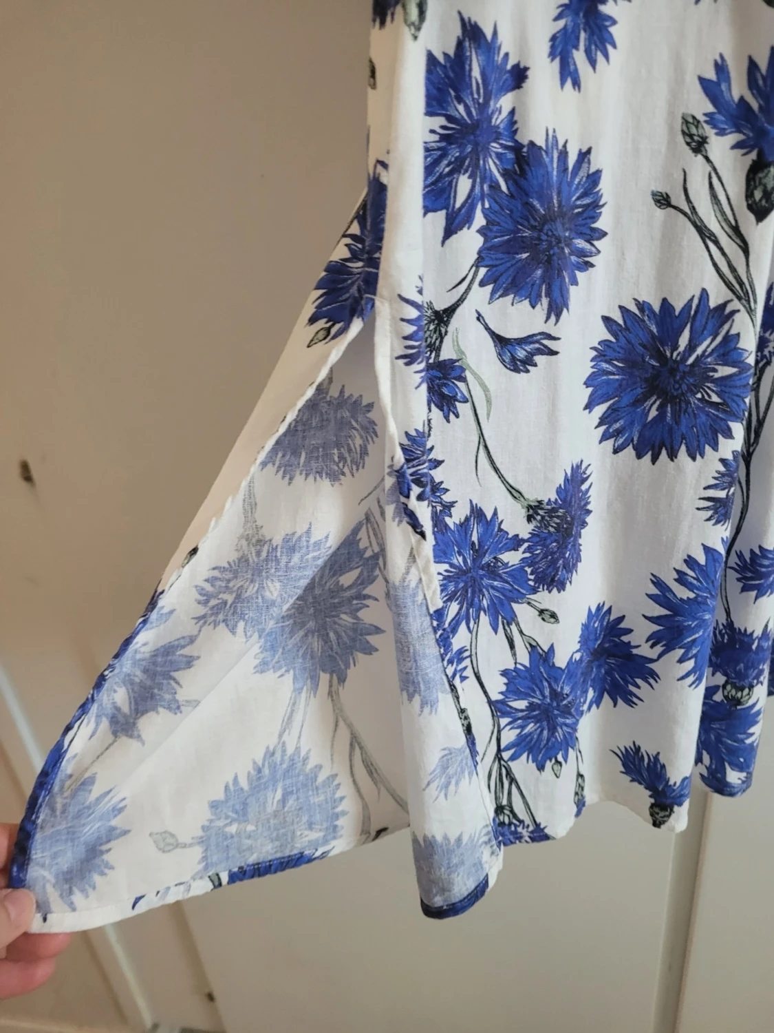 Vit långkjol med blått blommönster - 1