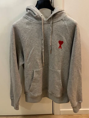 Ami Paris Hoodie  - Snygg grå hoodie från Ami Paris i storlek S passar även Xs. Helt oanvänd. Säljer för endast 345kr snabb affär 