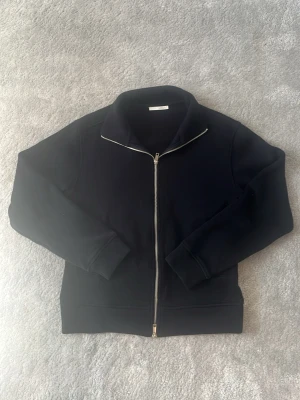 Full zip tröja blå - Riktigt snygg fullzip i fantastisk kvalitet, ganska tjock och håller dig varm. Från Zara