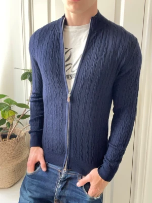 Stenströms cardigan  - Stenströms cardigan - hur snygg som helst. Inga defekter! Modellen i bilderna är 180 cm 75 kg och bär Storlek S usa M Europe , Kom med frågor! 🌟 (Kan gå ned i pris vid köp av paket 😉) 