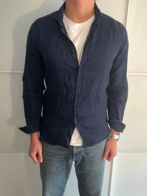 Dstrezzed Skjorta - Säljer nu denna snygga blå skjorta från Dstrezzed pga för liten. Tröjan är i fint skick och har använts några gånger, Modellen på bilden är 1,84 och väger 75kg! Tveka inte att höra av dig vid minsta fundering🤝🤝