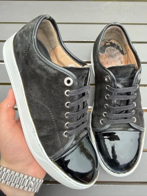 Lanvin uk6 svart 🚨 steal! 🚨  - Känner för att köra en steal på dessa sjukt feta svarta lanvins, perfekt för sommaren! Size uk6 som motsvarar 40-41! Skick 7/10 sömm släppt på ena cap toe. Nypris 5000kr mitt pris 2099 kan gå ner i pris vid snabb affär! Köp gärna med instabox🤩