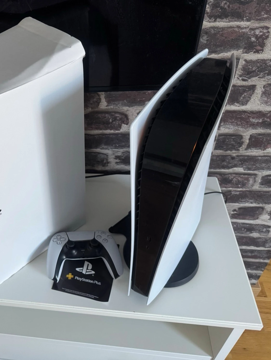 PlayStation 5 med handkontroll - 1