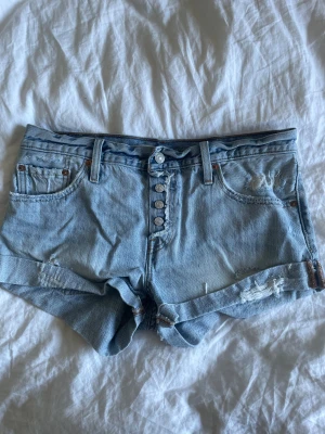 Levi’s jeansshorts  - Sjukt snygga vintage shorts från Levi’s, midwaist ❤️Midja tvärsöver: 40cm ❤️ Postar inom 24h
