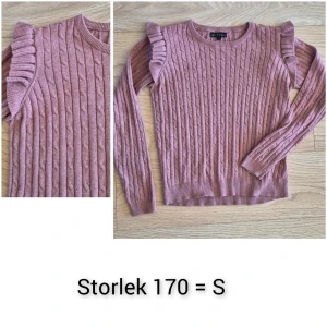 Gammelrosa stickad tröja med volang - Säljer en finstickad tröja med kabelstickat mönster och volangdetaljer längs axlarna. Tröjan har rund halsringning och långa ärmar. Perfekt för dig som gillar en söt och trendig look! Storlek 170 motsvarar S.