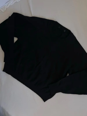 Svart basic långärmad tröja - En stilren svart långärmad tröja med rund hals. Tröjan har en enkel och klassisk design som passar till det mesta. Perfekt att matcha med jeans eller kjol för en clean look. Storlek är okänt men för runt 152 eller en xs🤗