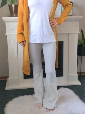 Lång Kofta Indiska Storlek S-M - - Superskön mjuk och elastisk kofta.  - Storlek S men passar mer en Stor S - M.  - Skönt tyg och inge klimaterial.  - Använd en handfull gånger så lite avändning kan synas som lite lite ludd på något ställe men som lätt tas bort med noppmaskin.