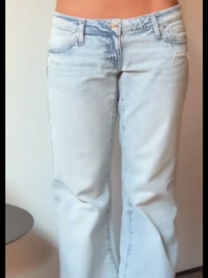 Ljusblåa wide leg jeans  - Aldrig använda, de är från Gina Tricot och heter hip hug loose jeans! Jag har storlek S och är 164, dom är dock lite för långa på mig. ❣️  Artikelnummer är: 281725508 om man vill kolla hur de ser ut på hemsidan. 