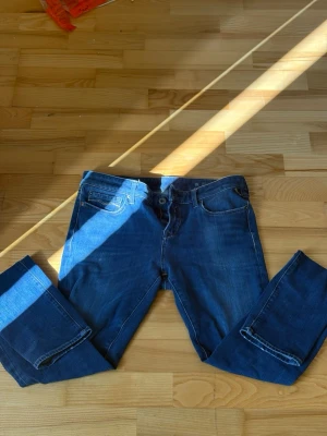 Replay jeans - Säljer dessa mörkblåa replay jeans som jag aldrig använt riktig feta jeans om du frågar mig pris kan diskuteras